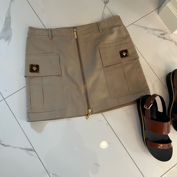 Cute Michael Kors, summer mini skirt taupe colour size 8 with shark lock pockets - Picture 7 of 13